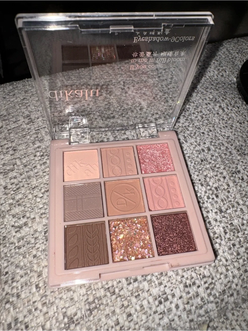 Dikaluu 9-Color Pink Neutral Eyeshadow Palette